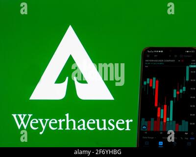 In questa illustrazione sono riportate le informazioni del mercato azionario della società Weyerhaeuser visualizzate su uno smartphone con il logo della società Weyerhaeuser sullo sfondo. (Foto di Igor Golovniov / SOPA Images/Sipa USA) Foto Stock