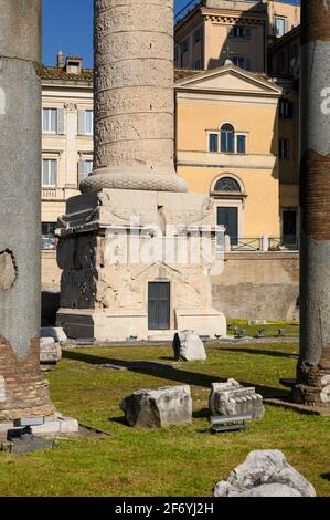 Roma. Italia. Colonna di Traiano, 113 d.C. (colonna Traiana), particolare del piedistallo. Foto Stock