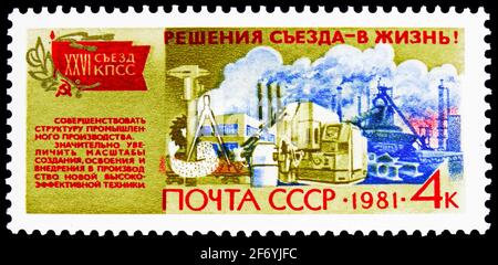 MOSCA, RUSSIA - 11 GENNAIO 2021: Francobollo stampato in URSS (Russia) mostra industria, risoluzioni della 26a serie del Congresso del Partito Comunista, circa 19 Foto Stock