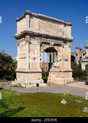 Roma. Italia. L'Arco di Tito (Arco di Tito) i sec. d.C., sulla Via Sacra del Foro Romano. Costruito dall'Imperatore Romano Domiziano per commemorarlo Foto Stock