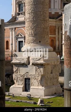 Roma. Italia. Colonna di Traiano, 113 d.C. (colonna Traiana), particolare del piedistallo. Foto Stock