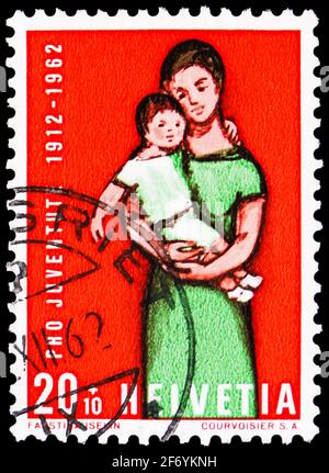 MOSCA, RUSSIA - 18 GENNAIO 2021: Francobollo stampato in Svizzera mostra Madre e bambino, Pro Juventute: 50th anniversary serie, circa 1962 Foto Stock