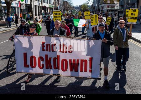 Cork, Irlanda. 3 Apr 2021. Un tokk 'End the Lockdown' protesta posto oggi a Cork, il secondo evento di questo tipo nello spazio di un mese. Circa 300 persone hanno partecipato in mezzo ad una pesante presenza sul Garda. I manifestanti hanno marciato verso un rally fuori da Brown Thomas su Patrick Street. Credit: AG News/Alamy Live News Foto Stock