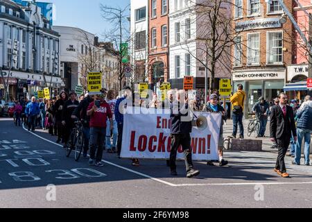 Cork, Irlanda. 3 Apr 2021. Un tokk 'End the Lockdown' protesta posto oggi a Cork, il secondo evento di questo tipo nello spazio di un mese. Circa 300 persone hanno partecipato in mezzo ad una pesante presenza sul Garda. I manifestanti hanno marciato verso un rally fuori da Brown Thomas su Patrick Street. Credit: AG News/Alamy Live News Foto Stock