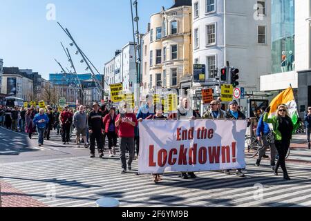 Cork, Irlanda. 3 Apr 2021. Un tokk 'End the Lockdown' protesta posto oggi a Cork, il secondo evento di questo tipo nello spazio di un mese. Circa 300 persone hanno partecipato in mezzo ad una pesante presenza sul Garda. I manifestanti hanno marciato verso un rally fuori da Brown Thomas su Patrick Street. Credit: AG News/Alamy Live News Foto Stock