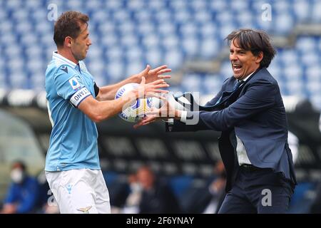 Simone Inzaghi (R) e Senad Lulic (L) in occasione del campionato italiano Serie A Football Match tra SS Lazio e AC Spezia il 3 aprile 2021 allo Stadio Olimpico di Roma - Foto Federico Proietti/DPPI Foto Stock