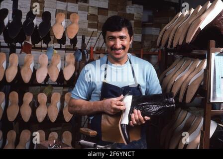 El Paso Texas USA, novembre 1988: Artigiani ispanici lavora in una piccola fabbrica di stivali. ©Bob Daemmrich Foto Stock