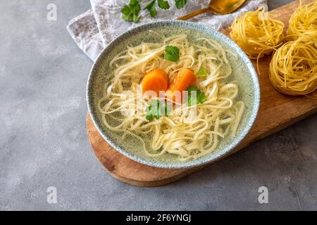 Tacchino e brodo di manzo con tagliatelle in una ciotola Foto Stock