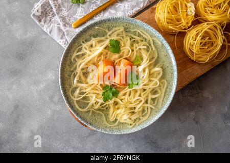 Tacchino e brodo di manzo con tagliatelle in una ciotola Foto Stock