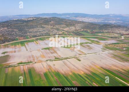 Valle di Beit Netofa con campi agricoli allagati in Israele bassa Galilea, vista aerea. Foto Stock