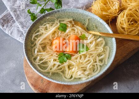 Tacchino e brodo di manzo con tagliatelle in una ciotola Foto Stock