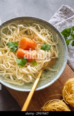 Tacchino e brodo di manzo con tagliatelle in una ciotola Foto Stock