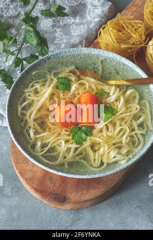 Tacchino e brodo di manzo con tagliatelle in una ciotola Foto Stock