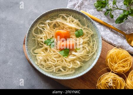 Tacchino e brodo di manzo con tagliatelle in una ciotola Foto Stock