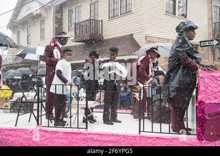 Lady Buckjumpers New Orleans Social Aid e Pleasure Club Second Line (Secondline) Danzatori parata la Domenica sotto la pioggia. New Orleans, Louisiana, Stati Uniti. Foto Stock