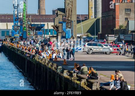 Cork, Irlanda. 3 Apr 2021. Centinaia di festaioli hanno trascorso il pomeriggio a bere al Kennedy Quay, Cork Docks, con le pinte da asporto dal vicino Goldbergs Bar. Viene nonostante le linee guida di salute pubblica che consigliano alle persone di rimanere entro 5 km dalle loro case e non di riunirsi in grandi gruppi. Credit: AG News/Alamy Live News Foto Stock