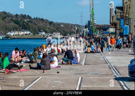 Cork, Irlanda. 3 Apr 2021. Centinaia di festaioli hanno trascorso il pomeriggio a bere al Kennedy Quay, Cork Docks, con le pinte da asporto dal vicino Goldbergs Bar. Viene nonostante le linee guida di salute pubblica che consigliano alle persone di rimanere entro 5 km dalle loro case e non di riunirsi in grandi gruppi. Credit: AG News/Alamy Live News Foto Stock