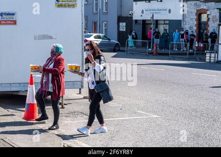 Cork, Irlanda. 3 Apr 2021. Centinaia di festaioli hanno trascorso il pomeriggio a bere al Kennedy Quay, Cork Docks, con le pinte da asporto dal vicino Goldbergs Bar. Viene nonostante le linee guida di salute pubblica che consigliano alle persone di rimanere entro 5 km dalle loro case e non di riunirsi in grandi gruppi. Credit: AG News/Alamy Live News Foto Stock