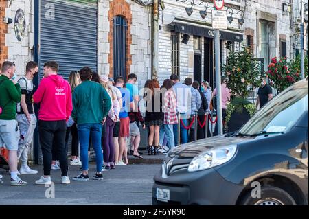 Cork, Irlanda. 3 Apr 2021. Centinaia di festaioli hanno trascorso il pomeriggio a bere al Kennedy Quay, Cork Docks, con le pinte da asporto dal vicino Goldbergs Bar. Viene nonostante le linee guida di salute pubblica che consigliano alle persone di rimanere entro 5 km dalle loro case e non di riunirsi in grandi gruppi. Credit: AG News/Alamy Live News Foto Stock