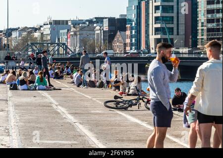 Cork, Irlanda. 3 Apr 2021. Centinaia di festaioli hanno trascorso il pomeriggio a bere al Kennedy Quay, Cork Docks, con le pinte da asporto dal vicino Goldbergs Bar. Viene nonostante le linee guida di salute pubblica che consigliano alle persone di rimanere entro 5 km dalle loro case e non di riunirsi in grandi gruppi. Credit: AG News/Alamy Live News Foto Stock