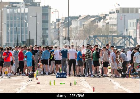 Cork, Irlanda. 3 Apr 2021. Centinaia di festaioli hanno trascorso il pomeriggio a bere al Kennedy Quay, Cork Docks, con le pinte da asporto dal vicino Goldbergs Bar. Viene nonostante le linee guida di salute pubblica che consigliano alle persone di rimanere entro 5 km dalle loro case e non di riunirsi in grandi gruppi. Credit: AG News/Alamy Live News Foto Stock