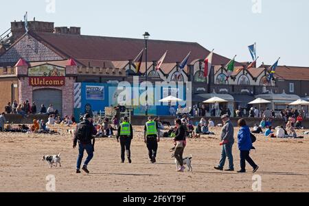 Portobello, Edimburgo, Scozia, tempo britannico. 3 Aprile 2021.Busy Sabato di Pasqua per questo primo fine settimana della 'restrizione locale di soggiorno' come il sole ha portato la folla fuori al mare, temperatura intorno a 13 gradi. Nella foto: Polizia sulla spiaggia in pattuglia di routine. Foto Stock