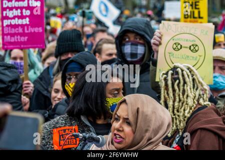 Londra, Regno Unito. 3 Apr 2021. Apsana Begum, deputato di Poplar, si rivolge alla folla di Hyde Park - uccidere la protesta di Bill da parte di persone arrabbiate per la nuova legislazione chiamato polizia, crimine, condanna e tribunali Bill, che darebbe alla polizia più poteri per imporre restrizioni alle proteste. La protesta è stata sostenuta da diversi gruppi tra cui la ribellione estinzione e Black Lives Matter. Ha cominciato all'angolo dei diffusori ed è stato seguito da una marcia attraverso Westminster. Credit: Guy Bell/Alamy Live News Foto Stock