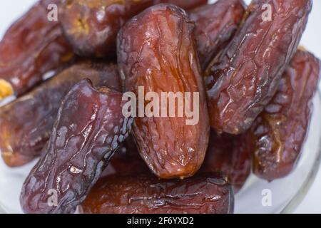 Mucchio di datteri gustosi e asciutti isolati su sfondo bianco. Datteri essiccati organici per Ramadan Foto Stock