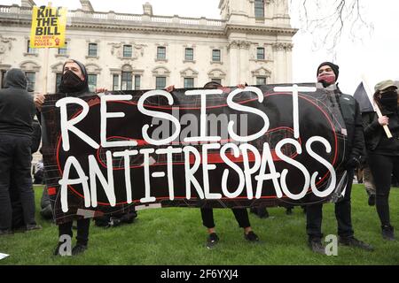 Londra, Regno Unito. 3 Apr 2021. Diverse migliaia di persone hanno marciato da Hyde Park Corner a Parliament Square. Le persone riunite al Parlamento Sqaure hanno ascoltato gli interventi e sono rimaste pacifiche. Credit: Natasha Quarmby/Alamy Live News Foto Stock