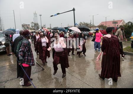 Lady Buckjumpers New Orleans Social Aid e Pleasure Club Second Line (Secondline) Danzatori parata la Domenica sotto la pioggia. New Orleans, Louisiana, Stati Uniti. Foto Stock