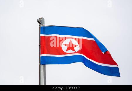 bandiera della corea del nord che sventola nel cielo Foto Stock