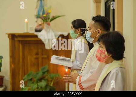 Soppeng, Indonesia. 03 Apr 2021. Uno dei cattolici adorano la notte quaresimale nella Chiesa di nostra Signora. La popolazione cristiana in Indonesia è di circa il 10%, mentre i cattolici rappresentano circa il 3.3% della maggior parte dei musulmani in Indonesia. Il processo di culto si è svolto sotto la pesante guardia della polizia e dell'esercito. La guardia è stata condotta perché ci sono stati atti di terrore a Makassar e la polizia nazionale di Giacarta. (Foto di Moch Farabi Wardana /Pacific Press) Credit: Pacific Press Media Production Corp./Alamy Live News Foto Stock