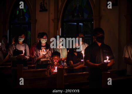 Soppeng, Indonesia. 03 Apr 2021. Uno dei cattolici adorano la notte quaresimale nella Chiesa di nostra Signora. La popolazione cristiana in Indonesia è di circa il 10%, mentre i cattolici rappresentano circa il 3.3% della maggior parte dei musulmani in Indonesia. Il processo di culto si è svolto sotto la pesante guardia della polizia e dell'esercito. La guardia è stata condotta perché ci sono stati atti di terrore a Makassar e la polizia nazionale di Giacarta. (Foto di Moch Farabi Wardana /Pacific Press) Credit: Pacific Press Media Production Corp./Alamy Live News Foto Stock