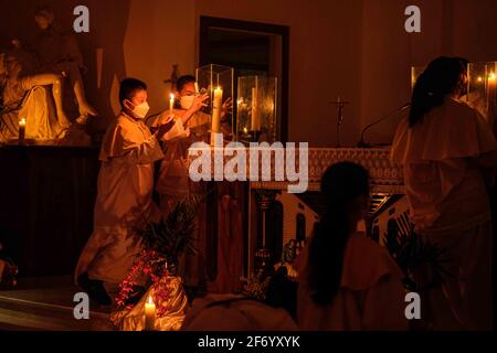 Soppeng, Indonesia. 03 Apr 2021. Uno dei cattolici adorano la notte quaresimale nella Chiesa di nostra Signora. La popolazione cristiana in Indonesia è di circa il 10%, mentre i cattolici rappresentano circa il 3.3% della maggior parte dei musulmani in Indonesia. Il processo di culto si è svolto sotto la pesante guardia della polizia e dell'esercito. La guardia è stata condotta perché ci sono stati atti di terrore a Makassar e la polizia nazionale di Giacarta. (Foto di Moch Farabi Wardana /Pacific Press) Credit: Pacific Press Media Production Corp./Alamy Live News Foto Stock