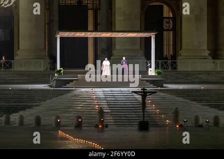 Roma, Italia. 02 aprile 2021. Celebrazioni della Via Crucis in Piazza San Pietro. Papa Francesco celebra l'evento in una piazza deserta per il secondo anno, a causa della pandemia del coronavirus. (Foto di Gennaro Leonardi/Pacific Press) Credit: Pacific Press Media Production Corp./Alamy Live News Foto Stock