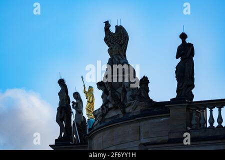 statua d'oro focalizzata sulla cima dell'università di berlino Foto Stock