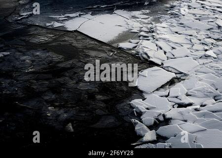 Il ghiaccio di linea costiera forma i modelli di foglio frattali sul lago Huron, Michigan come esempio di bellezza naturale in inverno Foto Stock