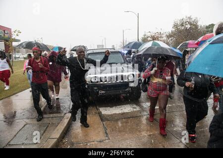 Lady Buckjumpers New Orleans Social Aid e Pleasure Club Second Line (Secondline) Danzatori parata la Domenica sotto la pioggia. New Orleans, Louisiana, Stati Uniti. Foto Stock