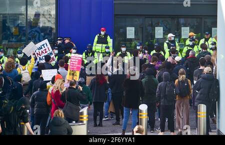 Brighton UK 3 aprile 2021 - la polizia si allinea fuori dalla stazione di polizia di Brighton, come centinaia di 'Kill the Bill' manifestanti prendono parte a una protesta contro i governi controverso nuovo disegno di legge che darebbe poteri di polizia per rompere su protesta pacifica : Credit Simon Dack / Alamy Live News Foto Stock