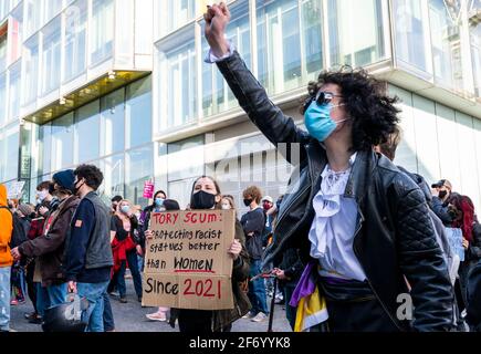 Brighton UK 3 aprile 2021 - centinaia di manifestanti 'Kill the Bill' si riuniscono fuori dalla stazione di polizia di Brighton come prendono parte ad una protesta contro i governi controversi nuovo disegno di legge che darebbe poteri di polizia per rompere su protesta pacifica : Credit Simon Dack / Alamy Live News Foto Stock