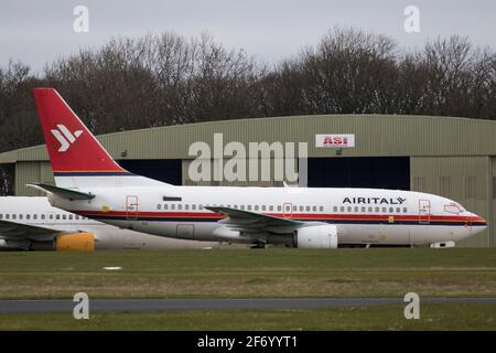 Ei-FFM Boeing 737 di Air Italia in stoccaggio con Air Recupero della manutenzione GCAM internazionale presso l'aeroporto di Cotswold Kemble EGBP Foto Stock