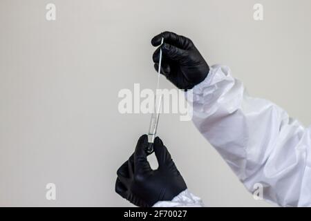 Kit per il prelievo di campioni con tampone di coronavirus da parte di un tecnico sanitario medico. Test con tampone nasale COVID-19 Foto Stock