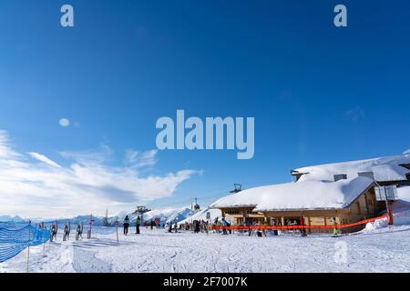 Riposo per gli appassionati di sport invernali al ristorante Kaeserstatt in cima alla stazione sciistica Hasliberg Bernese Oberland in Svizzera. Chiuso al coperto alle 08. Febbraio Foto Stock