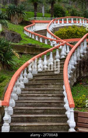 Scala esterna ovale a forma di spirale. Architettura del giardino Foto Stock