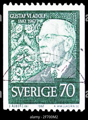 MOSCA, RUSSIA - 18 GENNAIO 2021: Francobollo stampato in Svezia dedicato al compleanno di Re Gustav VI Adolf, serie di numeri di compleanno, circa 1967 Foto Stock