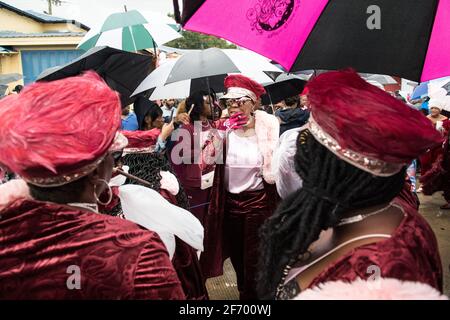 Lady Buckjumpers New Orleans Social Aid e Pleasure Club Second Line (Secondline) Danzatori parata la Domenica sotto la pioggia. New Orleans, Louisiana, Stati Uniti. Foto Stock