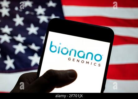 Cina. 27 Marzo 2021. In questa illustrazione della foto la piattaforma per analizzare i lunghi segmenti della biotecnologia del DNA genomico azienda Bionano Genomics logo visto su uno smartphone con una bandiera degli Stati Uniti in background. (Foto di Chukrut Budrul/SOPA Images/Sipa USA) Credit: Sipa USA/Alamy Live News Foto Stock