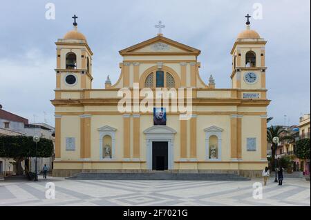 Chiesa Balestrata Oratorio Chiesa Madre Sant’Anna Balestrate con una foto del famoso santo Padre Pio sopra l’ingresso e Piazza in Sicilia, Ita Foto Stock