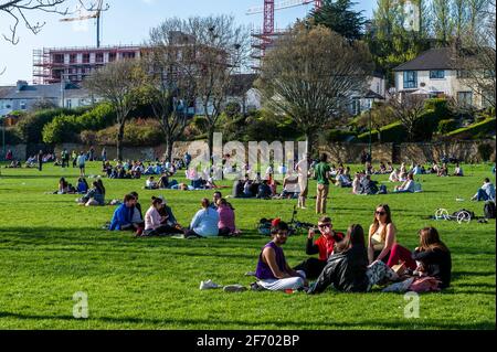 The Lough, Cork, Irlanda. 3 Apr 2021. La folla di persone beveva al Lough questa sera, in quella che era una ripetizione di scene di prima della settimana. Credit: AG News/Alamy Live News Foto Stock