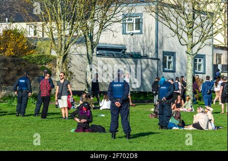 The Lough, Cork, Irlanda. 3 Apr 2021. La folla di persone beveva al Lough questa sera, in quella che era una ripetizione di scene di prima della settimana. L'unità pubblica d'Ordine del Garda arrivò presto e disperse le folle. Credit: AG News/Alamy Live News Foto Stock